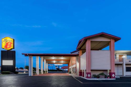 Woodway Hotel | Pet-Friendly Retreat at Super 8 by Wyndham Waco/Mall Area