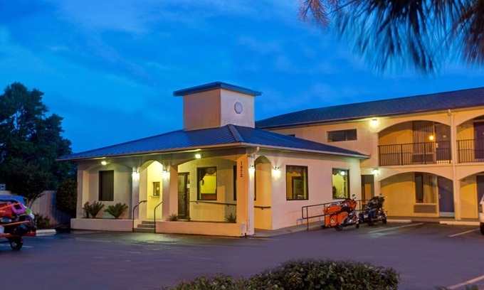Walterboro - St. George Hotel | Budget-Friendly Stay at Super 8 by Wyndham Walterboro