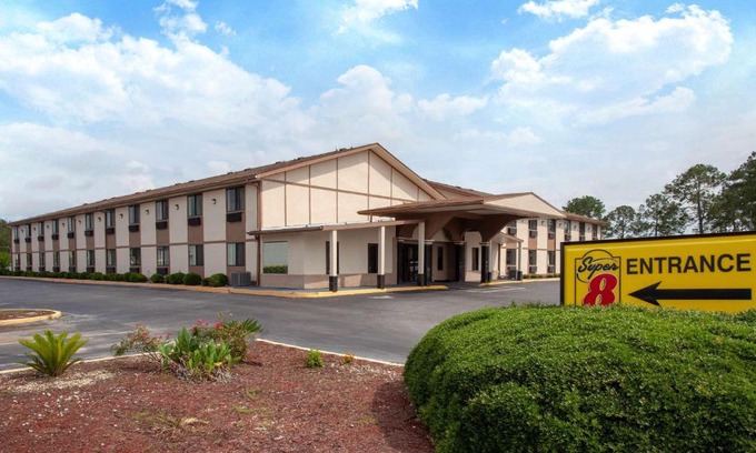 Waycross Hotel | Comfortable Stay at Super 8 by Wyndham Waycross, GA