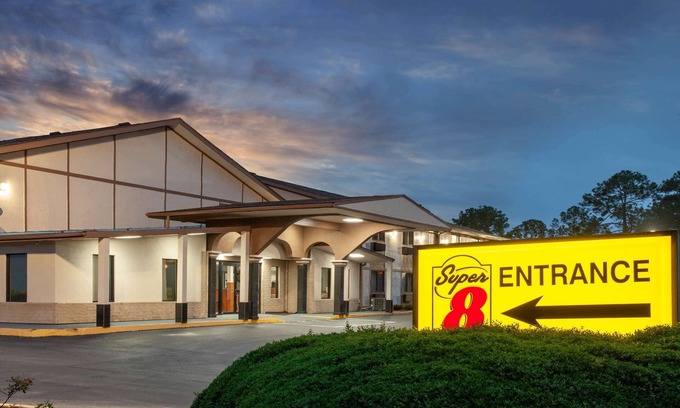 Waycross Hotel | Comfortable Stay at Super 8 by Wyndham Waycross, GA