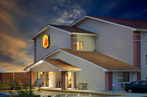 Waynesboro Hotel | Comfortable Super 8 by Wyndham Waynesboro with Hot Tub