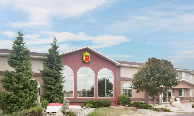 West Branch Hotel | Pet-Friendly Super 8 by Wyndham West Branch with Pool & Views