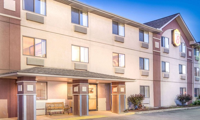 Wheeling Hotel | Comfortable Stay at Super 8 by Wyndham in Wheeling Area