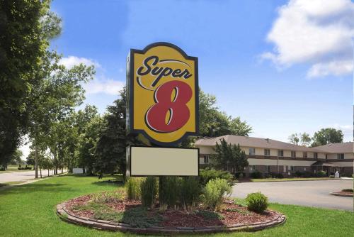 Whitewater Hotel | Welcoming Super 8 by Wyndham in Whitewater, WI