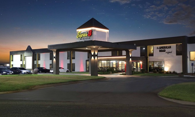 Wichita Hotel | Convenient Stay at Super 8 by Wyndham Wichita South