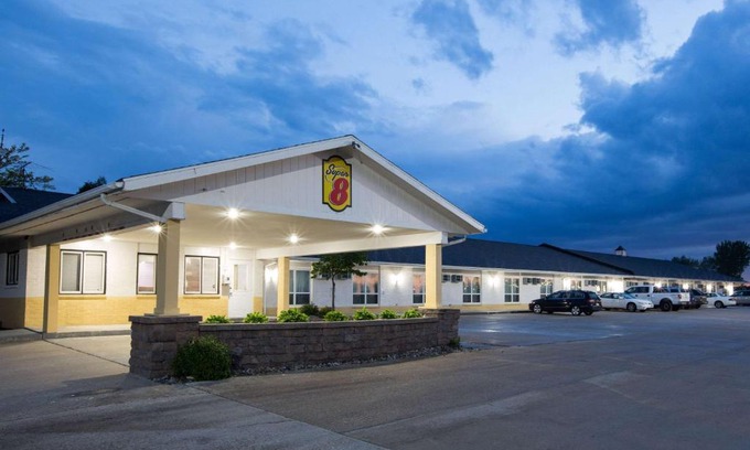 Williams Hotel | Budget-Friendly Stay at Super 8 by Wyndham Williams
