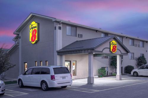 Willmar Hotel | Budget-Friendly Super 8 by Wyndham Willmar with Hot Tub