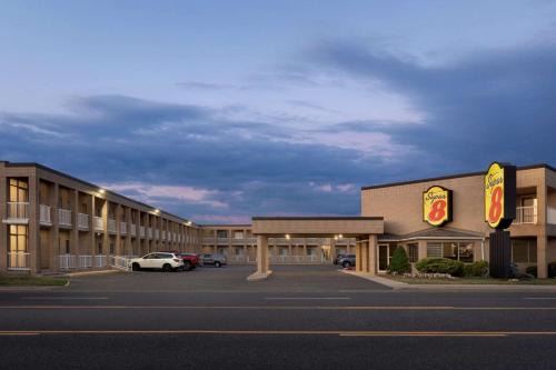 Windsor Hotel | Pet-Friendly Super 8 by Wyndham Windsor with Pool Access
