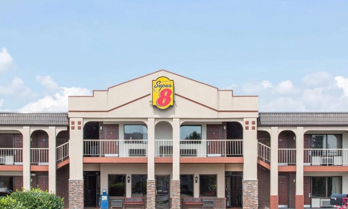 Wytheville Hotel | Cozy Super 8 by Wyndham Wytheville: Pet-Friendly Stays