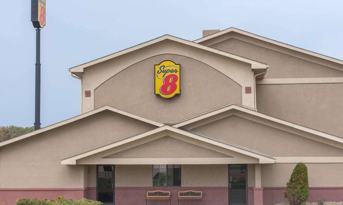 Austintown Hotel | Comfortable Stay at Super 8 by Wyndham Youngstown/Austintown