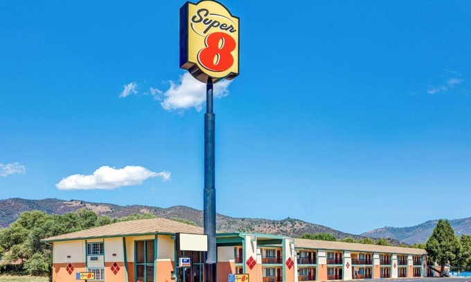 Yreka Hotel | Budget-Friendly Super 8 by Wyndham Yreka with Pool & Breakfast
