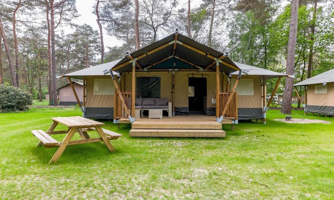 Vessem House | Ideal Family-Friendly Retreat with Pool and Breakfast Included