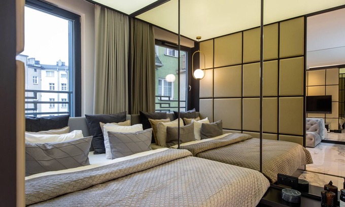 Poznan City Center Apartment | Modern Apartment with Hot Tub and Family-Friendly Amenities