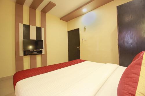 RS Puram Hotel | Budget-Friendly Hotel Rj Grand: Family Welcome Awaits