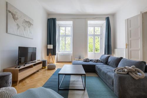 Belvaros - Lipotvaros Apartment | Prime 2BR-2BT Retreat with Balcony, Sauna & Jacuzzi