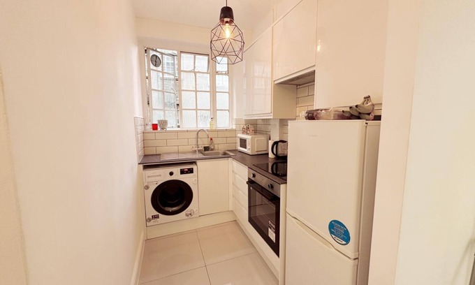 Kensington Apartment | Prime Location - Fresh Apartment with 24h Concierge Service