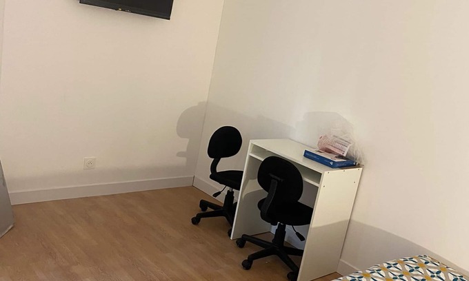 Les Epinettes Apartment | Budget-Friendly Stay at Super Coloc 5 Ch Awaits You