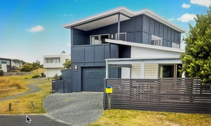 Omaha House | Relaxing 4 Bedroom Holiday Home Near Beach and Cafes