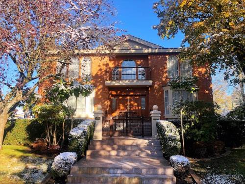 Oakridge Villa | Inviting 8-Bed Retreat in Vancouver's Heart with Hot Tub
