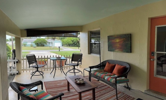 Stuart Cottage | Cozy Stuart Cottage with Ocean Views and Pet-Friendly Stay