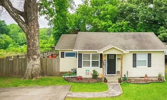 Benton Cottage | Super cute getaway home!