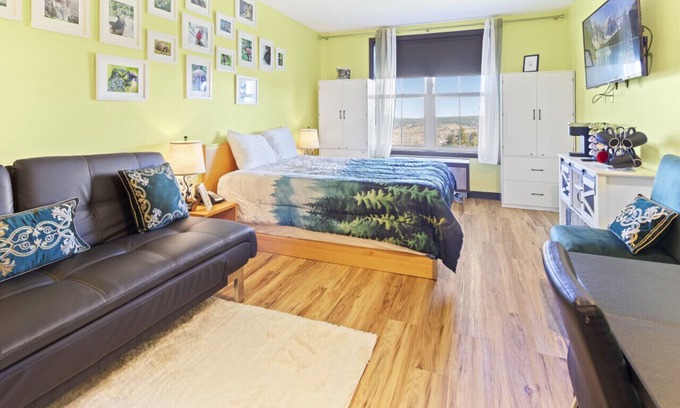 Snowshoe Apartment | Charming Studio Near Bike Trail with Lake View & Wifi