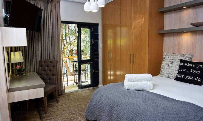 Stellenbosch Central Apartment | Cozy Apartment on Beloved Church Street - Rated 10/10!