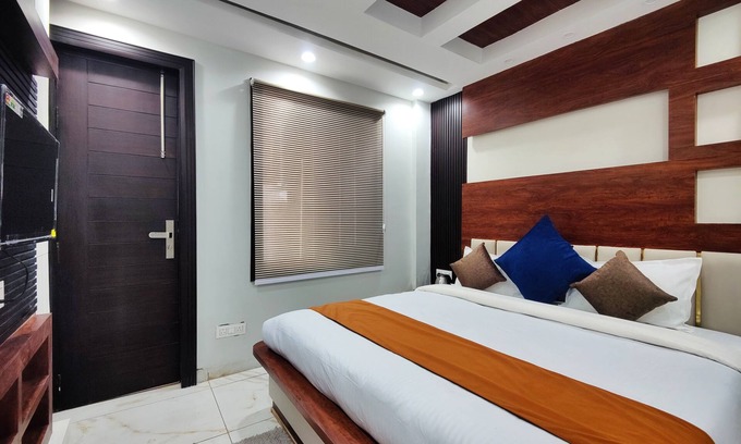Sanjauli Bed & Breakfast | Relaxing Stay in Shimla Hills: King-Sized Bed & Parking