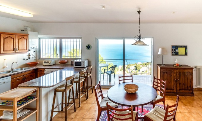 Llanca Apartment | Oceanfront Super Fener 93: Top-Floor Apartment Bliss