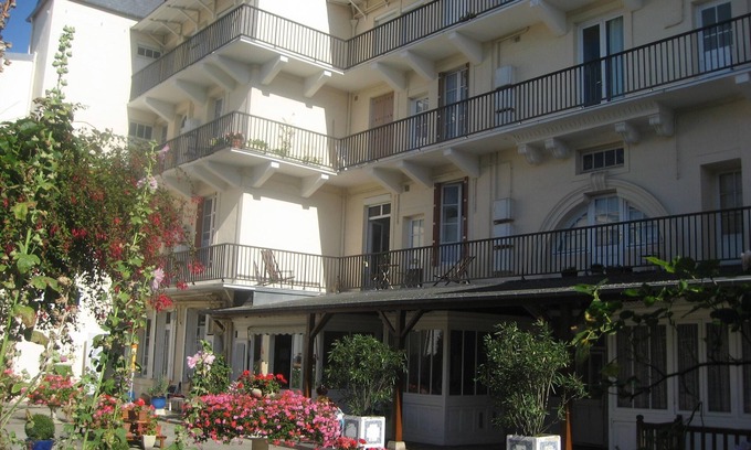 Luc-sur-Mer Apartment | Cozy Oceanfront Retreat at SUPER FRONT de MER, Luc sur Mer