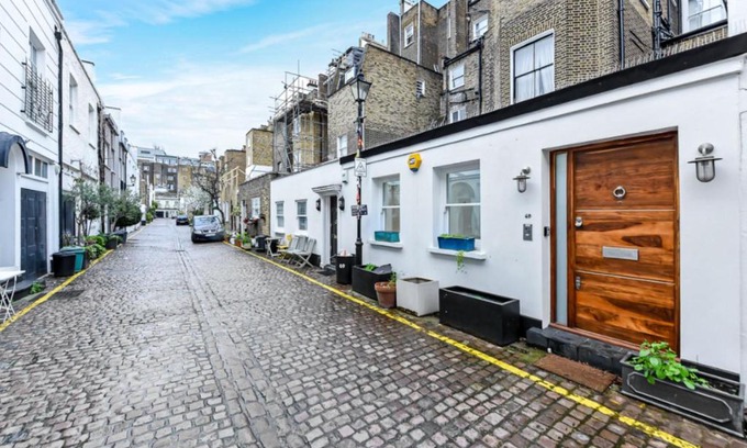 Queen's Gate Apartment | Elegant Kensington House Steps from Hyde Park & Family-Friendly
