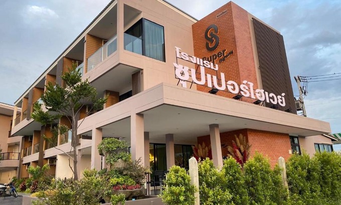 Phetchaburi Hotel | Budget-Friendly Super Highway Hotel with Family Amenities