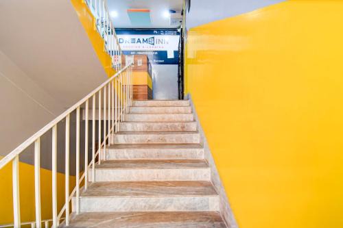 Barasat Hotel | Budget-Friendly OYO Dreams Inn with Family and Pet Amenities