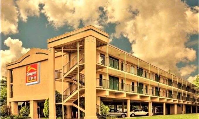 Lightfoot Hotel | Affordable Stay at Super Inn Williamsburg with Pool Access
