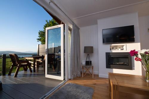 Port Glasgow House | Elegant Super-King Lodge with Hot Tub - Guest Rated 9.8