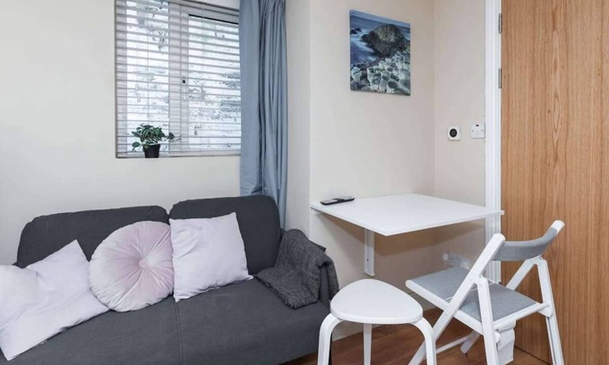 Rathmines Apartment | Ideal Location Cozy Studio with Reliable WiFi & TV