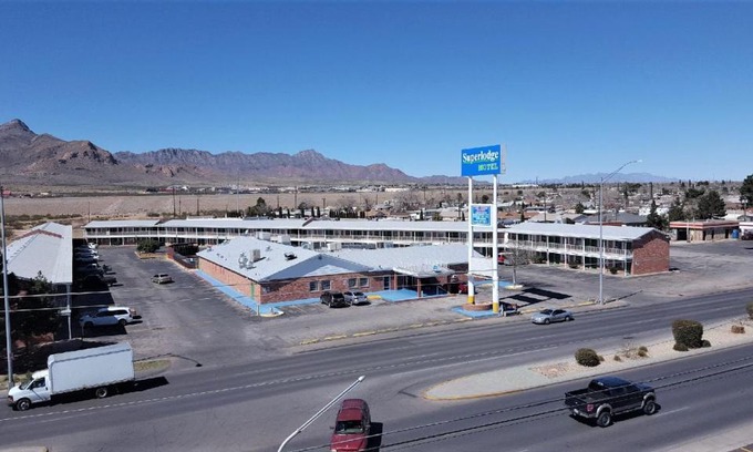 Northeast El Paso Hotel | Budget-Friendly Super Lodge Motel in El Paso with Pool