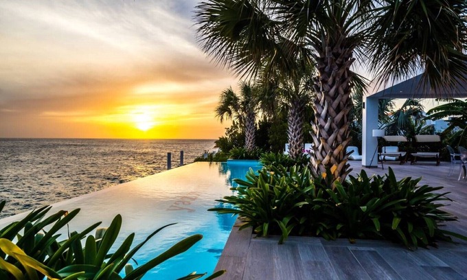 Sint Willibrordus Villa | Exquisite Oceanfront Villa Yazmin with Private Pool & Spa