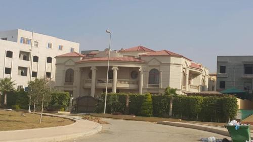 New Cairo Villa | Elegant Villa Retreat with Pool and Expansive Gardens