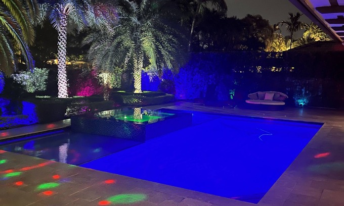 Miami Gardens House | Elegant 5BR House with Pool and Spa in Miami