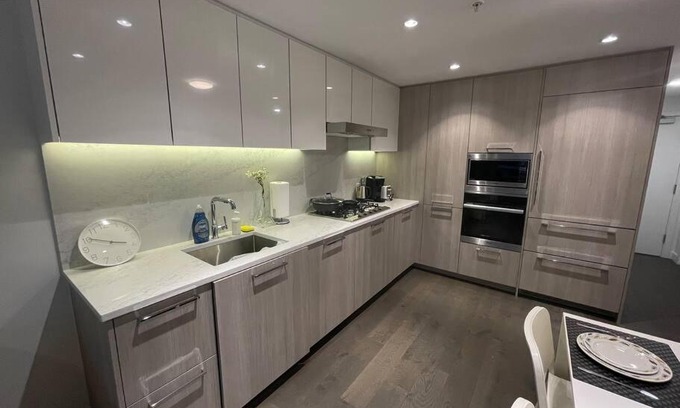 Richmond City Centre Apartment | New Hotel Near Airport & Sky Train - Family Friendly Stay