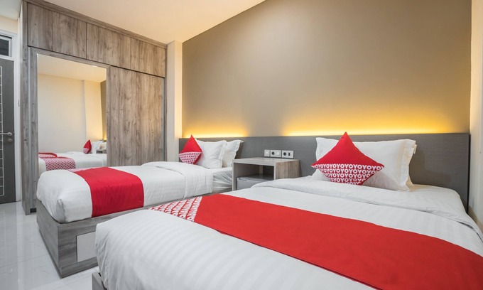 Tanjung Duren Utara Hotel | Family-Friendly OYO 1487 Residence Khoe - Rated 10/10!