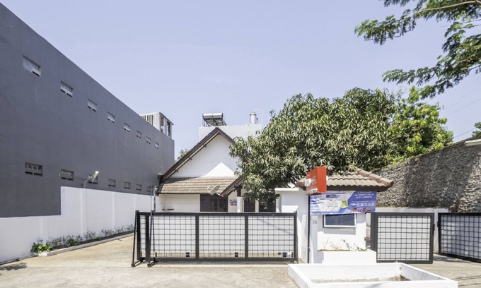 North Cirebon Hotel | Budget-Friendly Stay at OYO 1568 Stasiun Ka Cirebon