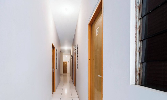 Tanjung Duren Utara Hotel | Budget-Friendly Stay at SUPER OYO 160 Lontar Residence