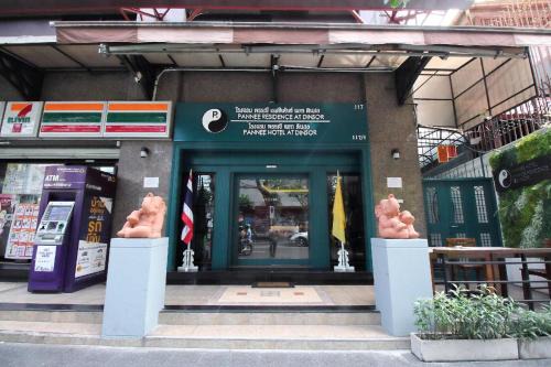 Wat Bowon Niwet Hotel | Convenient OYO 484 Pannee Residence with Family Amenities