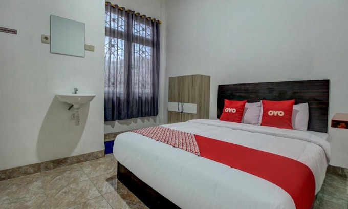 Palembang Hotel | Budget-Friendly Super OYO 90224 Palembang Residence Awaits