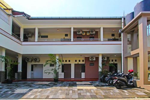 Pekalongan Hotel | Budget-Friendly OYO 92437 Wahidin Guesthouse for Families