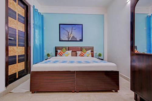 Sainik Farm Hotel | Family-Friendly OYO KD Plaza 6 Near Saket Metro Station