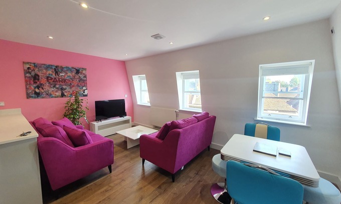 Canterbury Apartment | Central Super Penthouse Apartment with Child-Friendly Amenities