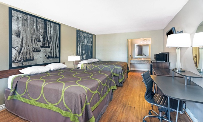 Opelousas Hotel | Budget-Friendly Super Place Inn with Breakfast & Family Amenities